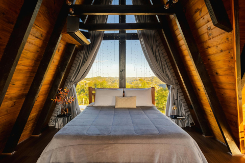 Slaapplaats in een houten hut