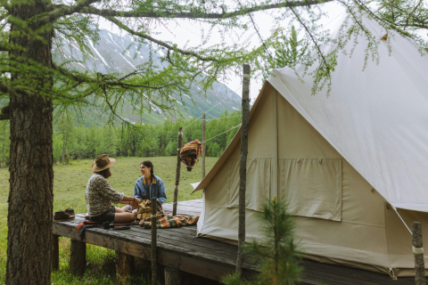 Twee personen voor een glamping tent