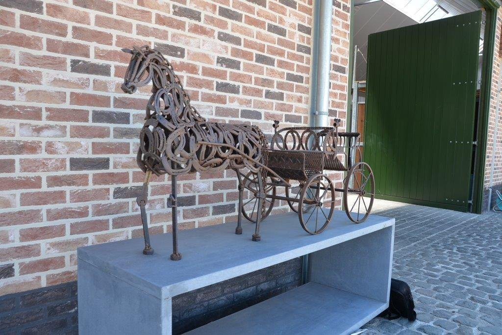 Kunstwerk van paard en koets
