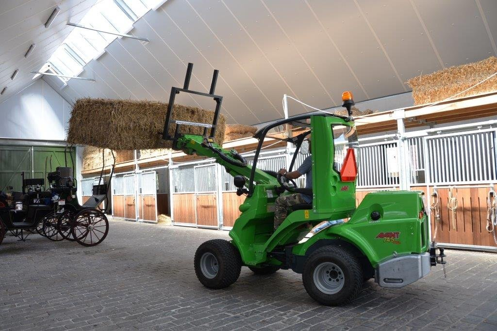 Kniklader met hooi in de paardenstal