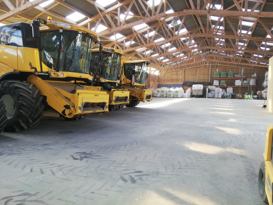 à l'intérieur d'un hangar avec des machines jaunes