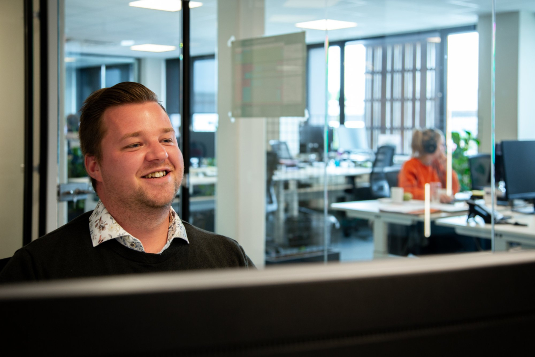 Tekenaar Sven aan de computer