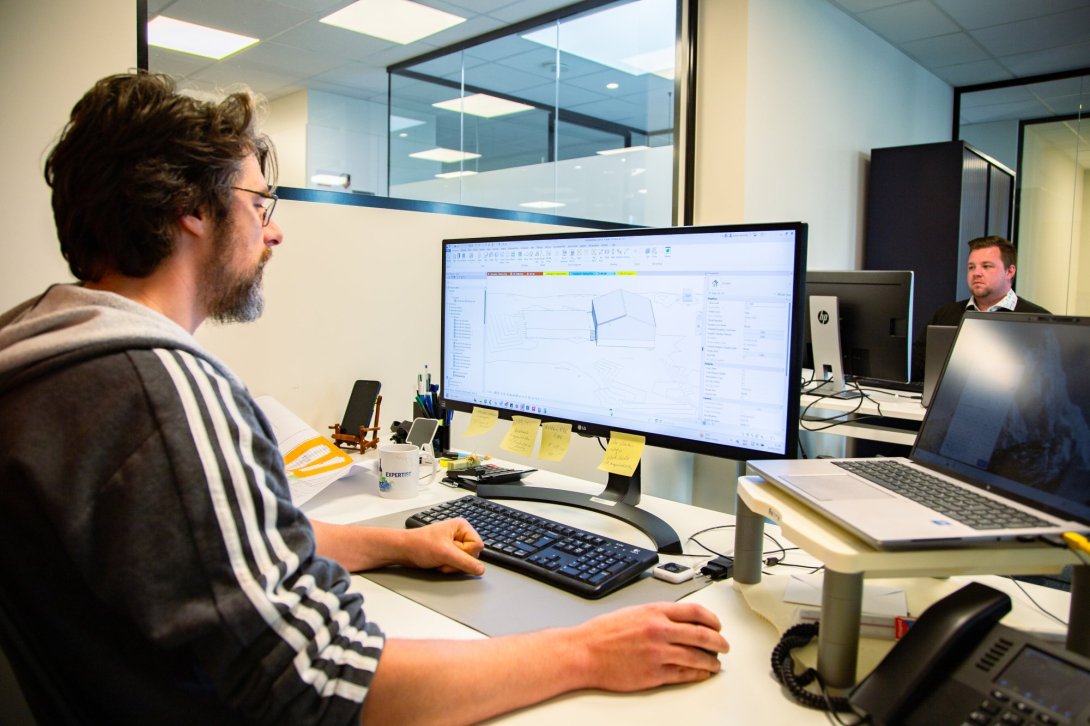 Tekenaars Jonas en Sven aan de computer