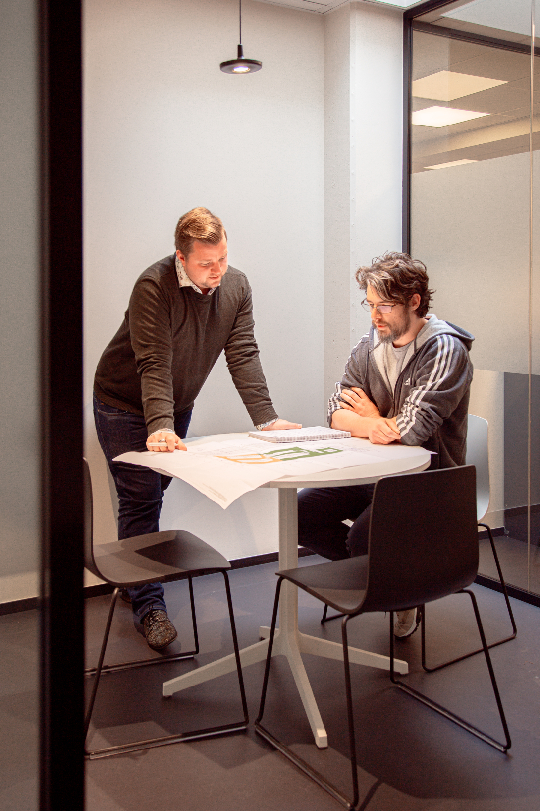 Tekenaars Sven en Jonas rond plan